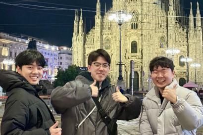 Yeonsung Park and two fellow students in front of the Milan Duomo