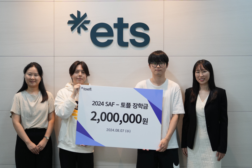 Two Korean students receiving their scholarship award, a joint effort by ETS Korea and SAF Korea