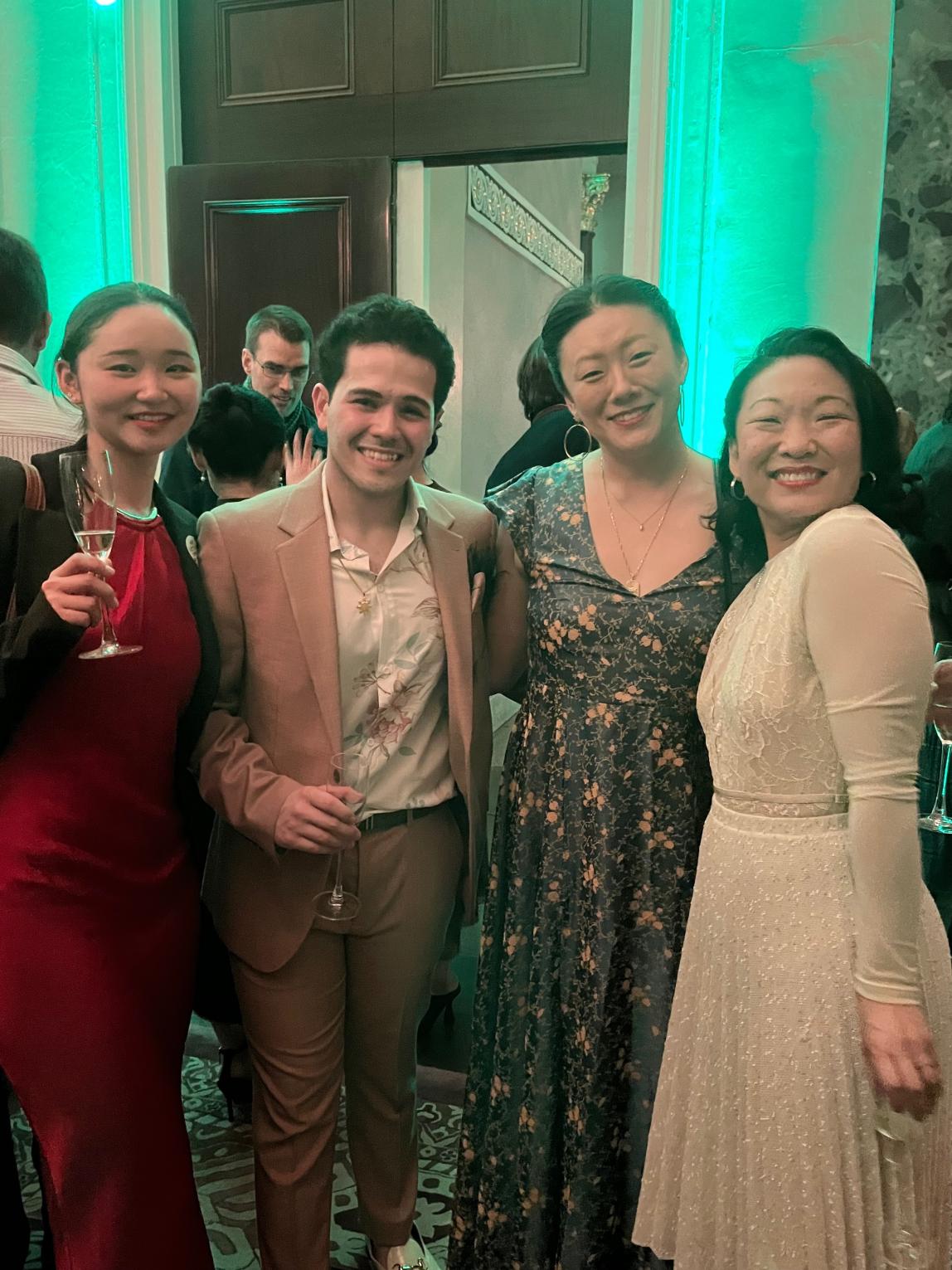 연극 첫 공연을 함께 한 Yukyeong Jang과 동료들