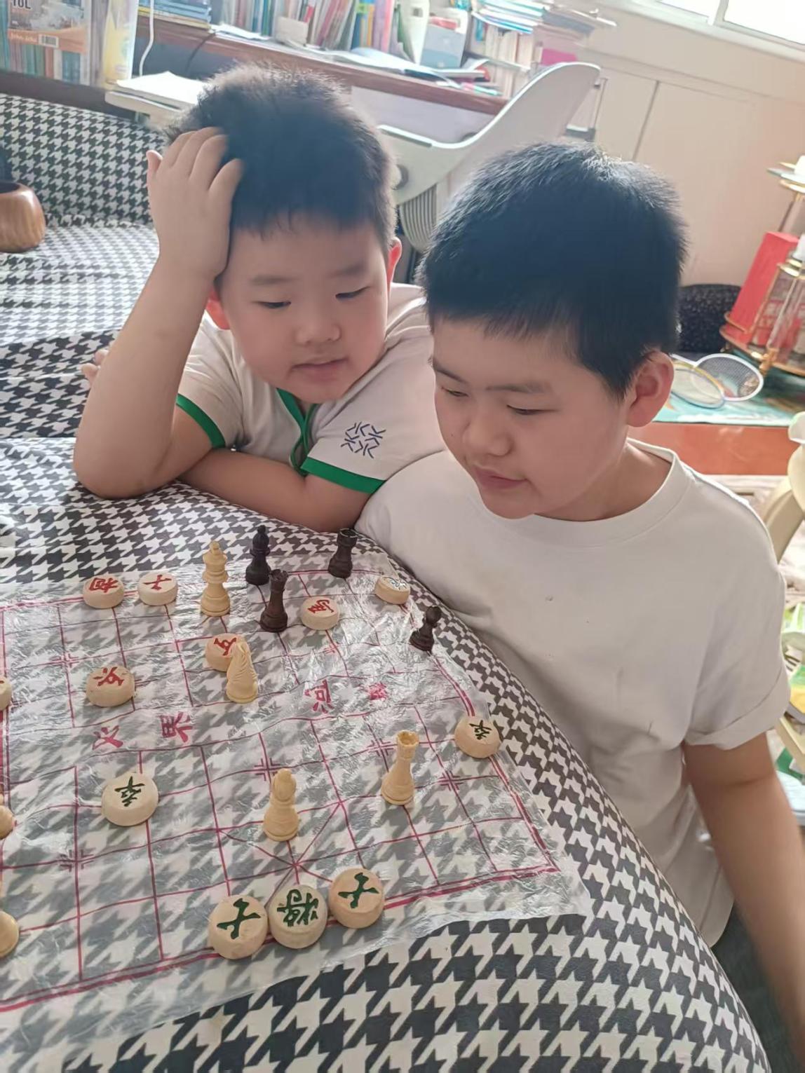 두 아들과 함께 게임을 하고 있는 직원 Gorden Xie의 모습.