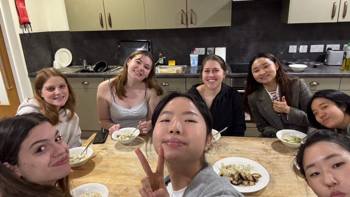 Yukyeong Yang이 친구와 저녁 식사하는 모습