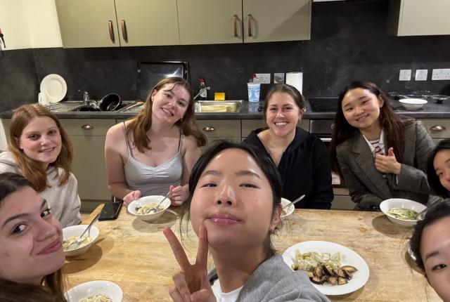 Yukyeong Yang이 친구와 저녁 식사하는 모습