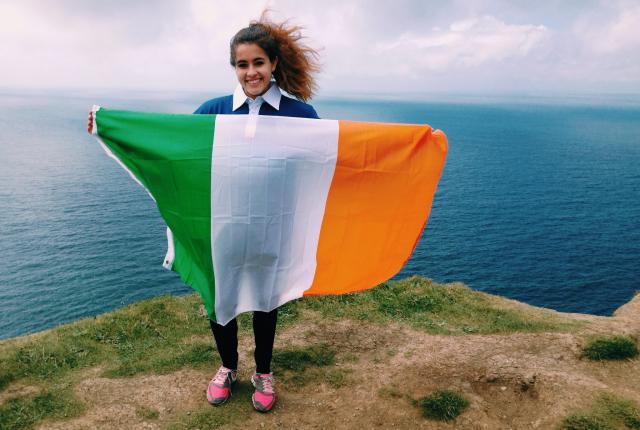 모허 절벽에서 아일랜드 국기를 들고 있는 학생