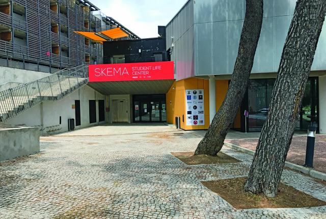 SKEMA 학생 회관 외부 모습. 긴 계단(왼쪽)과 두 그루의 나무(오른쪽).