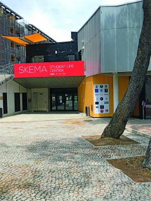 SKEMA 학생 회관 외부 모습. 긴 계단(왼쪽)과 두 그루의 나무(오른쪽).