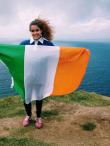모허 절벽에서 아일랜드 국기를 들고 있는 학생