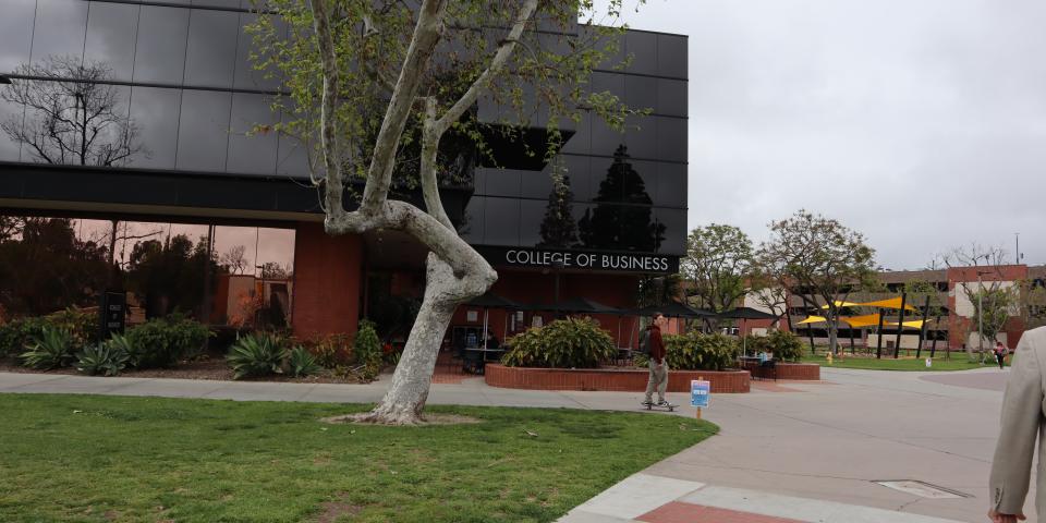 SAF program specialists tour CSULB campus with new students